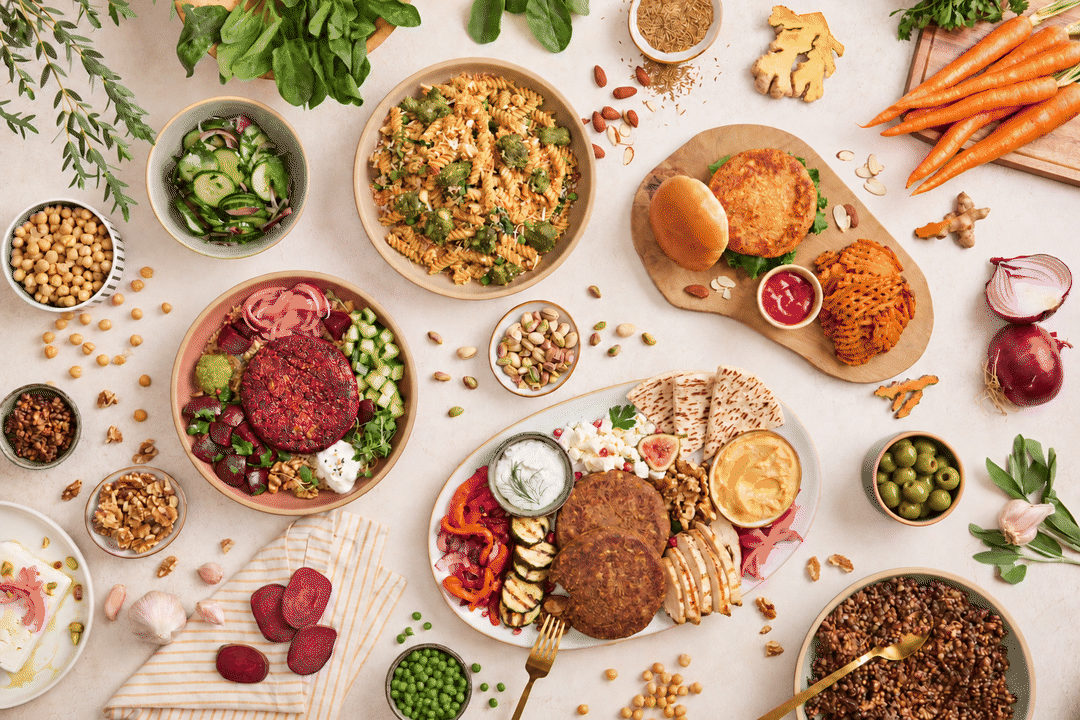 Hey!Hunger meals and whole-food ingredients arranged on a table in a stop-motion sequence.